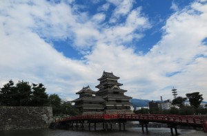 松本城と赤い橋